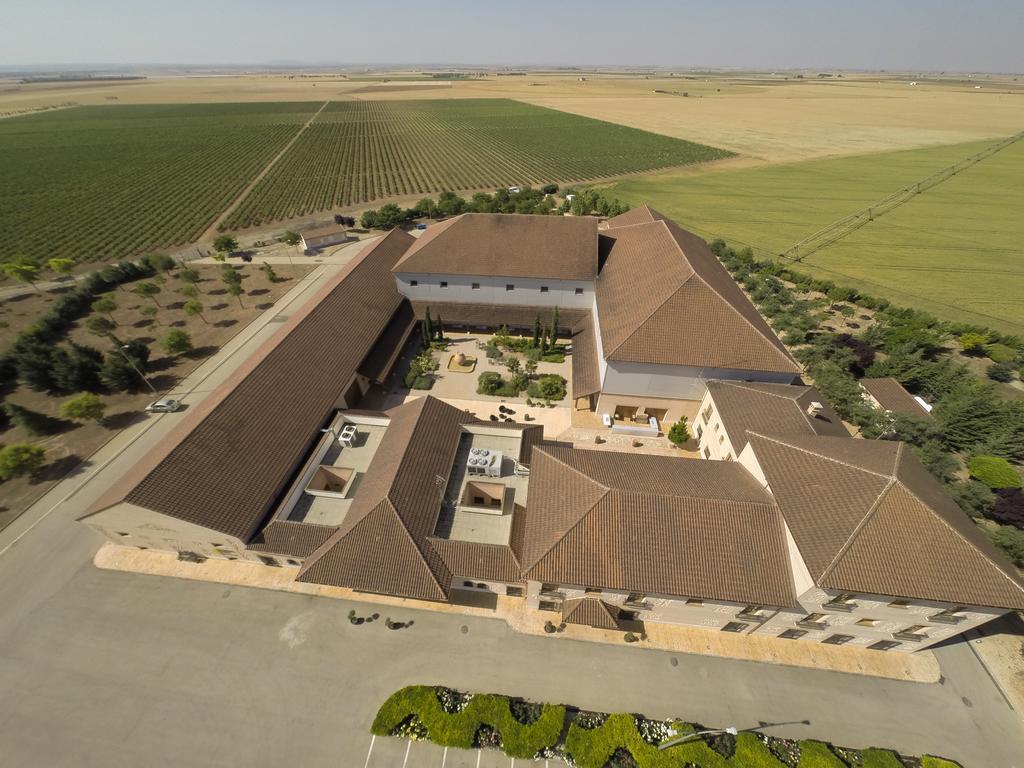 Bodegas Hacienda Albae Guest House Argamasilla De Alba Bagian luar foto