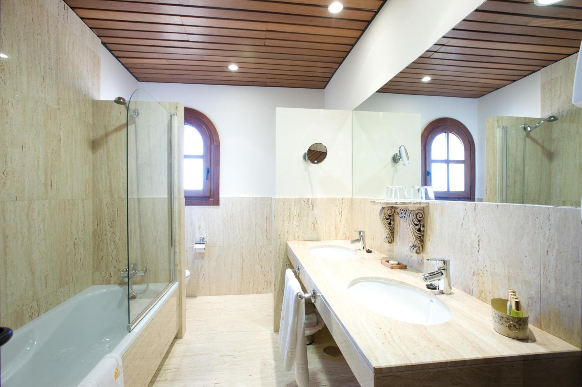 Bodegas Hacienda Albae Guest House Argamasilla De Alba Bagian luar foto