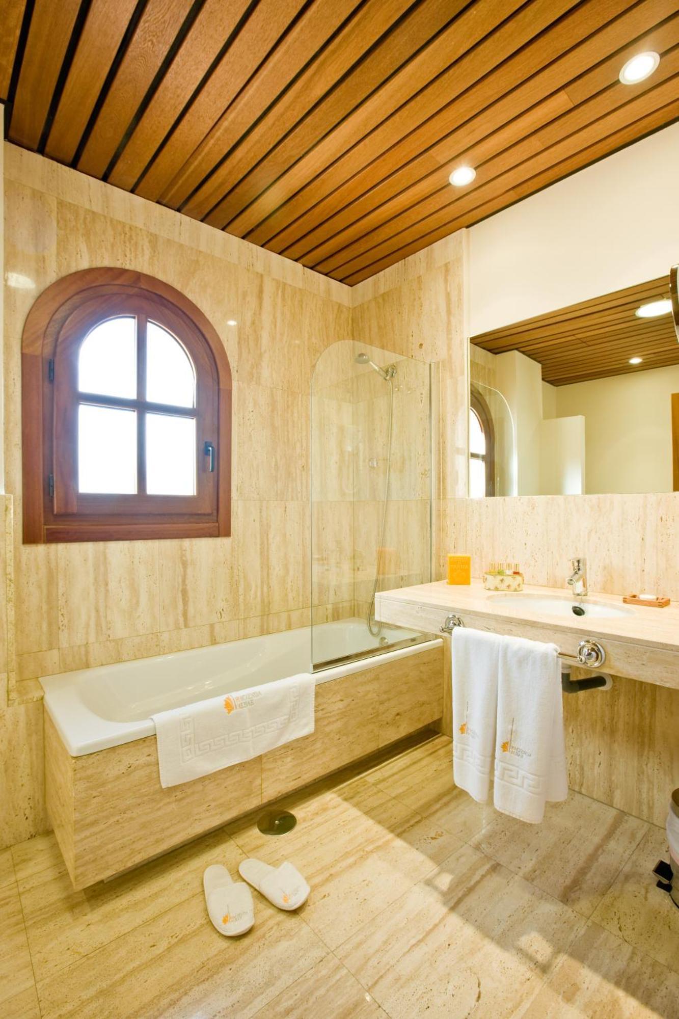 Bodegas Hacienda Albae Guest House Argamasilla De Alba Bagian luar foto