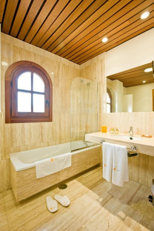 Bodegas Hacienda Albae Guest House Argamasilla De Alba Ruang foto